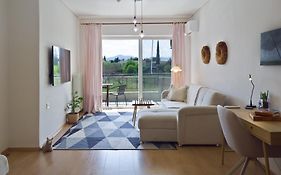Bright Spacious Home Near Pelion & Sports Facility